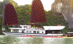 Prince Junk Bai Tu Long Bay
